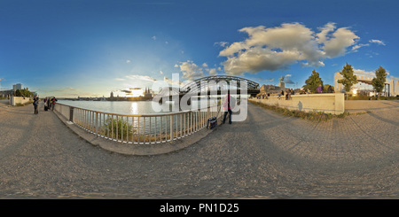 Vue panoramique à 360° de Coucher du soleil par pont Hohenzollern à Cologne