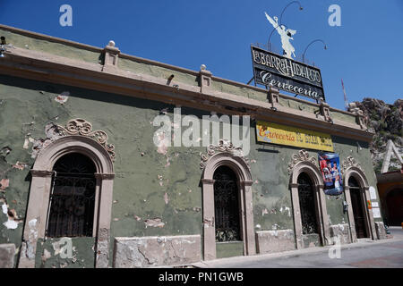 Barra Hidalgo brasserie dans le centre historique d'Hermosillo, Sonora. Façade, à l'extérieur, house, old, couleur verte, architecture, lumière du jour, dailylife Banque D'Images