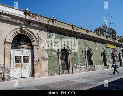 Barra Hidalgo brasserie dans le centre historique d'Hermosillo, Sonora. Façade, à l'extérieur, house, old, couleur verte, architecture, lumière du jour, dailylife Banque D'Images