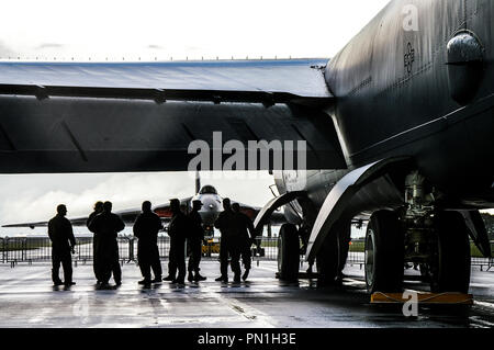 Bombardiers nucléaires de la guerre froide tête à tête. Boeing B-52 Stratofortress de la Force aérienne des États-Unis et avions bombardiers à réaction Avro Vulcan de la Royal Air Force Banque D'Images