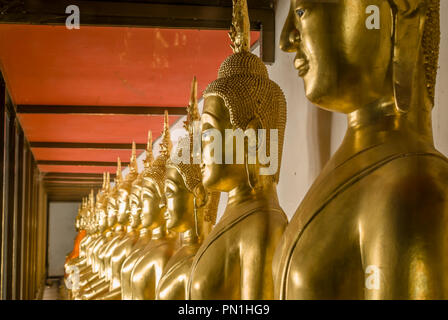 Rangée de Bouddhas à l'intérieur du temple Wat Mahathat Worawihan, Phetchaburi, Thailand Banque D'Images