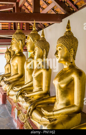 Rangée de Bouddhas à l'intérieur Wat Phra Sri Rattana Mahathat Temple, Phitsanulok, Thaïlande Banque D'Images