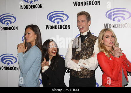 Moon Bloodgood, Seychelle Gabriel, Doug Jones et Sarah Carter au temps de chute Skies' Appuyez sur une ligne tenue à Wonder Con 2014 Deuxième journée à l'Anaheim Convention Center à Anaheim, CA, le 19 avril 2014. Photo par : Richard Chavez / PictureLux Banque D'Images