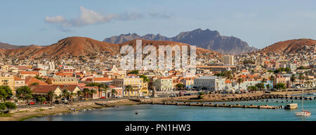 Vue sur Mindelo la ville principale de l'île de Sao Vicente aux îles du Cap-Vert Banque D'Images