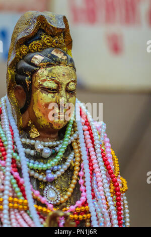 Magnifique statue de Guan Yin avec plein de collier de perles. Banque D'Images