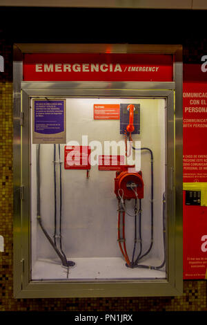 SANTIAGO, CHILI - 14 septembre 2018 : voir d'urgence boîte à l'intérieur d'un verre, à briser en cas d'accident arrive, le feu, l'énergie ou d'urgence du train dans la gare centrale, Alameda Estacion Banque D'Images