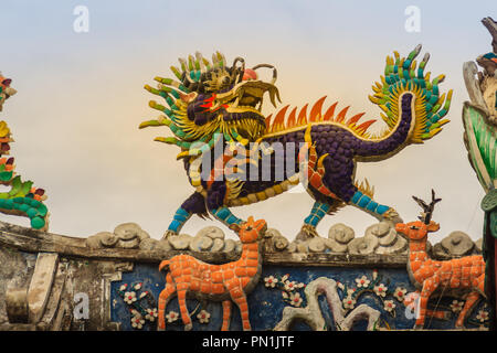 Dragon chinois statue à tête de licorne sur le toit du temple. Kylin ou Kirin sur toit dans temple chinois. Banque D'Images