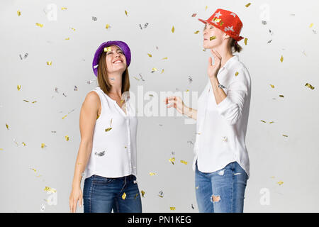 Copines parti de confettis et de chapeaux colorés. Il est temps de relaxation et de danse Banque D'Images