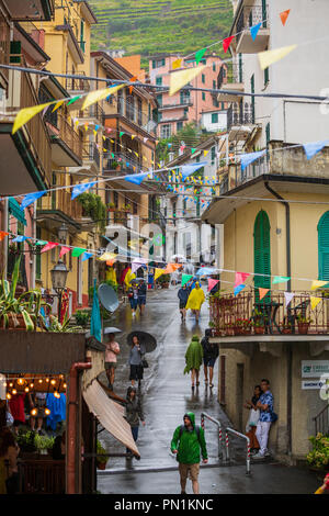 L'un des cinq petit village construit sur la côte du parc national des Cinque Terre - Manarola - ligury - Italie Banque D'Images