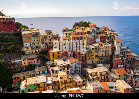 L'un des cinq petit village construit sur la côte du parc national des Cinque Terre - Manarola - ligury - Italie Banque D'Images
