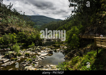 La promenade le long de la rivière rocheuse dans la montagne avec des gens qui marchent par. Banque D'Images