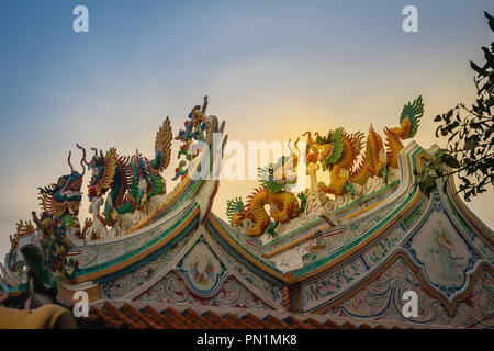 Grande et belle grimace dragons de ramper sur le toit de tuiles décoratives dans les temples chinois. Détail de toit coloré temple chinois traditionnel avec Drago Banque D'Images