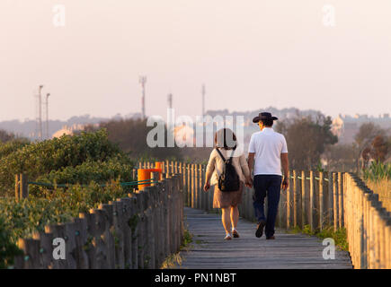 Un couple marche le long d'une allée. Banque D'Images