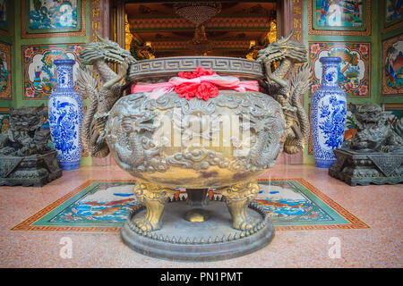 Belle sculpture dragon encens brûleur sur pot dans la fonction temple chinois. Banque D'Images