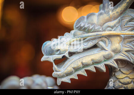 Belle sculpture dragon encens brûleur sur pot dans la fonction temple chinois. Banque D'Images