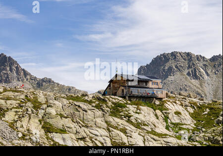 Un refuge de montagne est situé au-dessus de la colline. Banque D'Images