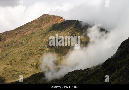 Le brouillard et la brume remplit entre les sommets des montagnes. Banque D'Images