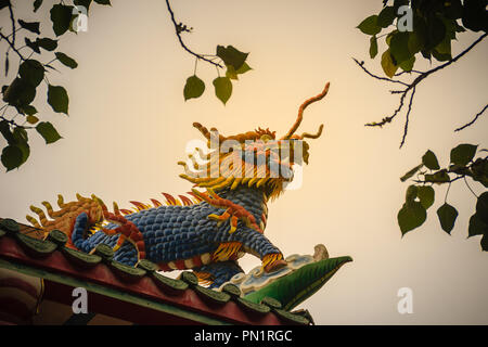 Dragon chinois statue à tête de licorne sur le toit du temple. Kylin ou Kirin sur toit dans temple chinois. Banque D'Images