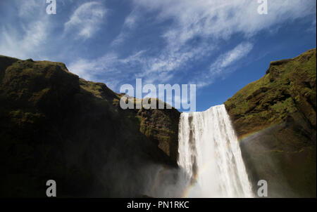 Cascade Cascade avec rainbow circulant sur une montagne en Islande. Cercle d'or. Banque D'Images