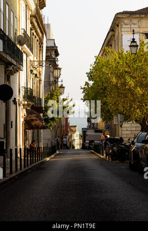 Une rue étroite à Lisbonne avec pas de voitures qui passent. Banque D'Images