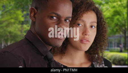 Close up of black homme et femme des employés de bureau à la caméra en toute confiance Banque D'Images