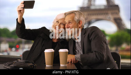 Prendre un couple à Paris selfies Banque D'Images