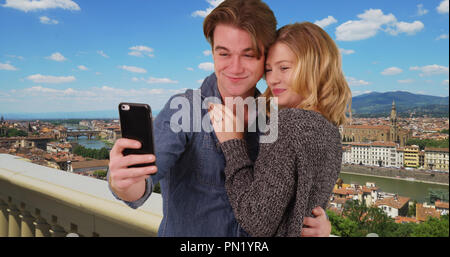 Prendre un couple nouvellement engagée en selfies Florence sourire et rire Banque D'Images