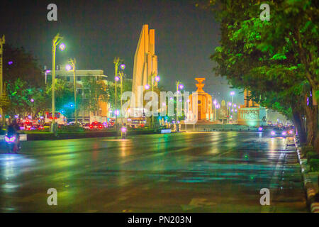 Bangkok, Thaïlande - 2 mars 2017 : le monument de la démocratie dans la nuit avec un éclairage coloré et d'embouteillage. Banque D'Images