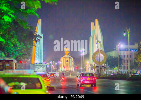 Bangkok, Thaïlande - 2 mars 2017 : le monument de la démocratie dans la nuit avec un éclairage coloré et d'embouteillage. Banque D'Images