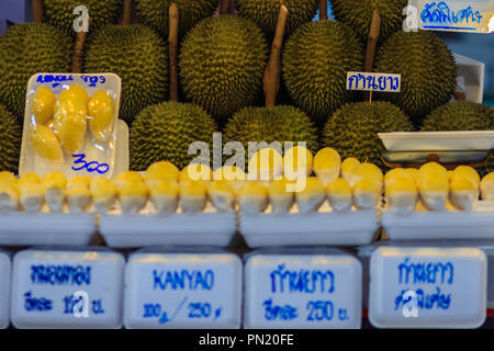 Bangkok, Thaïlande - 23 Avril 2017 : Organic fruit Durian durian et chair paniers en vente au marché ou kor Tor, l'un des marché du frais que l Banque D'Images