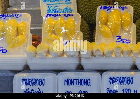 Bangkok, Thaïlande - 23 Avril 2017 : Organic fruit Durian durian et chair paniers en vente au marché ou kor Tor, l'un des marché du frais que l Banque D'Images
