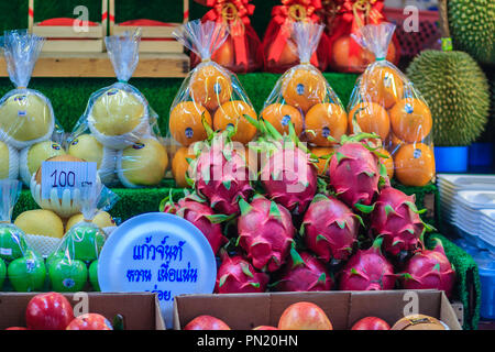 Bangkok, Thaïlande - 23 Avril 2017 : des fruits biologiques tels que le mangoustan, durian, apple et fruit du dragon en vente au marché ou kor Tor, l'un des Banque D'Images