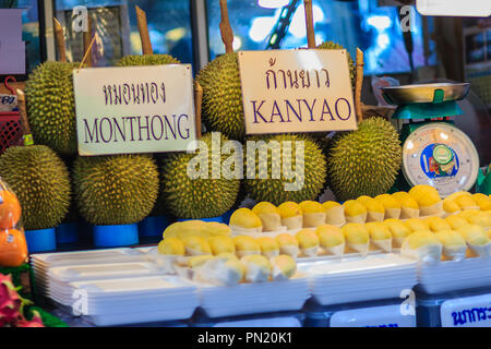Bangkok, Thaïlande - 23 Avril 2017 : Organic fruit Durian durian et chair paniers en vente au marché ou kor Tor, l'un des marché du frais que l Banque D'Images