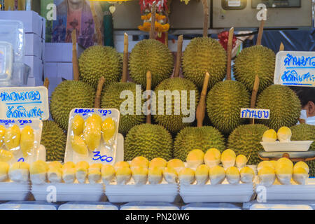 Bangkok, Thaïlande - 23 Avril 2017 : Organic fruit Durian durian et chair paniers en vente au marché ou kor Tor, l'un des marché du frais que l Banque D'Images
