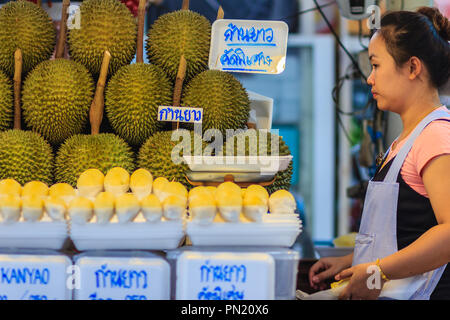 Bangkok, Thaïlande - 23 Avril 2017 : Organic fruit Durian durian et chair paniers en vente au marché ou kor Tor, l'un des marché du frais que l Banque D'Images