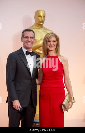 Le maire de Californie, Eric Garcetti arrive avec des PDG de l'Académie, Dawn Hudson, pour la diffusion de l'ABC en direct 87e Oscars® au Dolby® Theatre à Hollywood, CA le Dimanche, Février 22, 2015. Référence #  32566 Fichier 158THA pour un usage éditorial uniquement - Tous droits réservés Banque D'Images