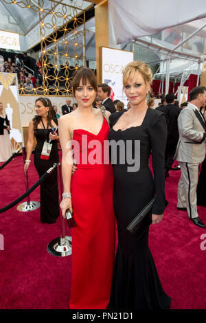 Dakota Johnson et Melanie Griffith arrivent pour la diffusion de l'ABC en direct 87e Oscars® au Dolby® Theatre à Hollywood, CA le Dimanche, Février 22, 2015. Référence de fichier #  32566 180 THA pour un usage éditorial uniquement - Tous droits réservés Banque D'Images