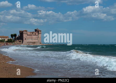 Château médiéval de Santa Severa perché sur la mer Banque D'Images