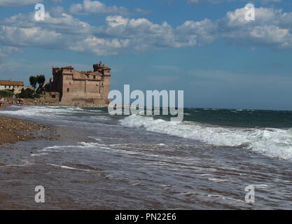 Château médiéval de Santa Severa perché sur la mer Banque D'Images