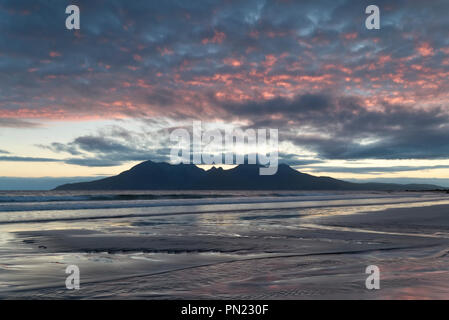 Liag Plage avec Isle de rhum à distance Banque D'Images