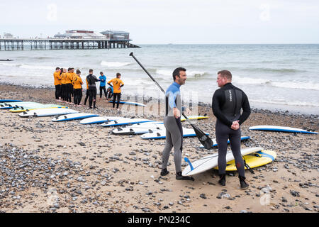 Classe de surf sur la plage de Cromer, Norfolk UK Banque D'Images