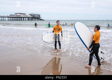 Classe de surf sur la plage de Cromer, Norfolk UK Banque D'Images