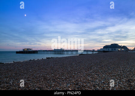 Jetée de Worthing, West Sussex, coucher de soleil, septembre 2018 une fine art déco français ville balnéaire au crépuscule avec lune j Banque D'Images