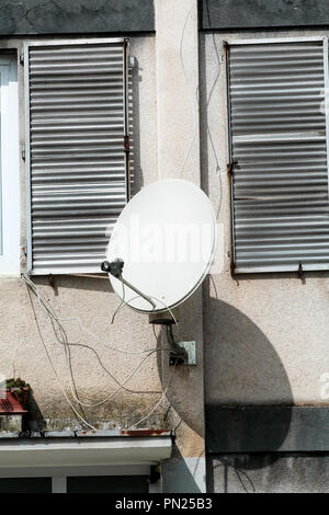 Antenne satellite sur la façade de l'ancienne fenêtre deux capacités, Close up. Détail de la construction de maisons avec des antennes paraboliques. Rusty antenne satellite. Banque D'Images