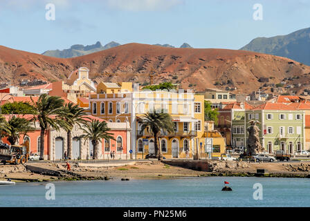 Vue sur Mindelo la ville principale de l'île de Sao Vicente aux îles du Cap-Vert Banque D'Images