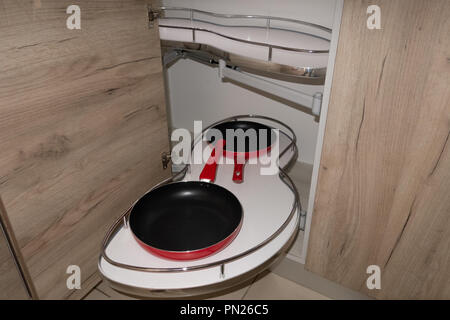 Solution pour un coin cuisine dans une armoire de stockage. Une unité de coin avec des étagères pour cuisine. Banque D'Images