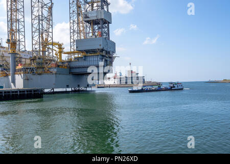 Plate-forme pétrolière pour l'entretien dans le port d'IJmuiden. Banque D'Images