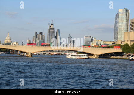 Les bus de Londres Waterloo Bridge crossing Banque D'Images