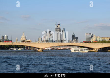 Les bus de Londres Waterloo Bridge crossing Banque D'Images