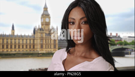 Jeune femme noire à Londres près de Big Ben regarde la caméra à mystérieusement Banque D'Images